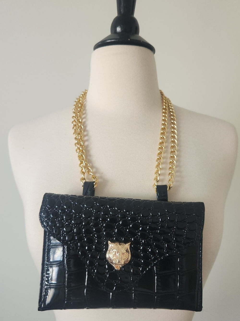 SHEIN Black Croc-Embossed Shoulder Bag with Gold Chain